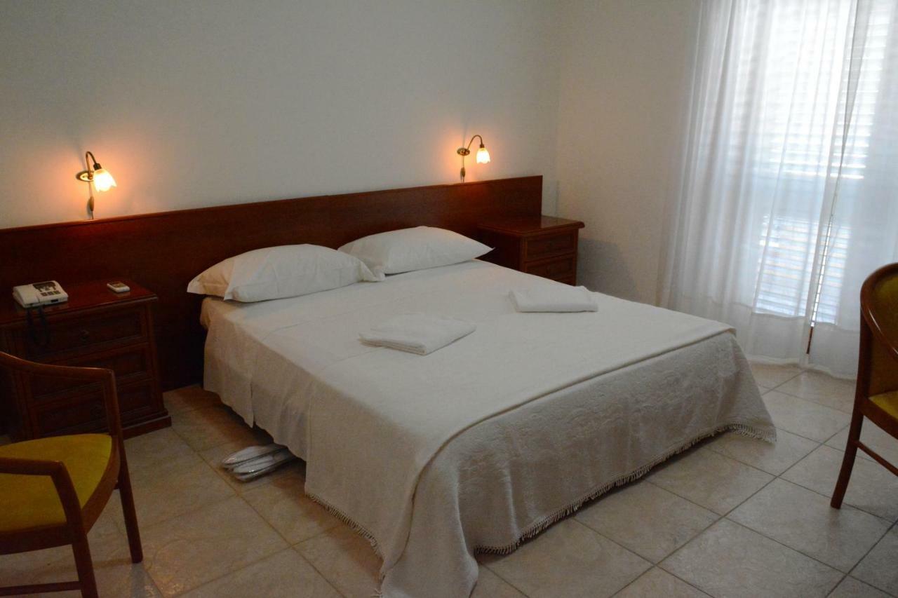 Castelvetere Hotel Caulonia Esterno foto